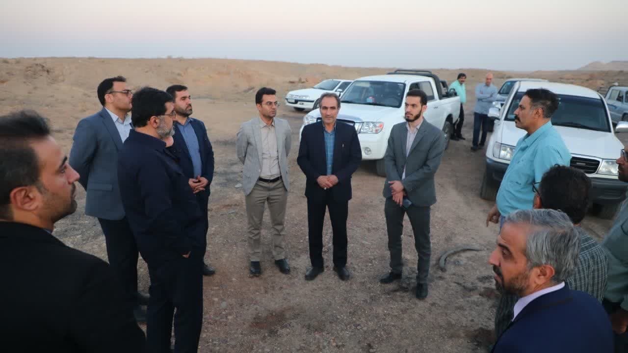 بازدیداستاندار قم از محل احداث نیروگاه خورشیدی در جاده قم به گرمسار