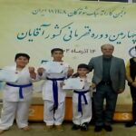 درخشش پنج نشان رنگارنگ بر گردن کاراته کا‌های قمی