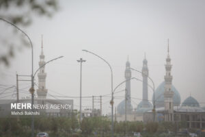 تندباد با سرعت ۸۰ کیلومتر شهر قم را درنوردید