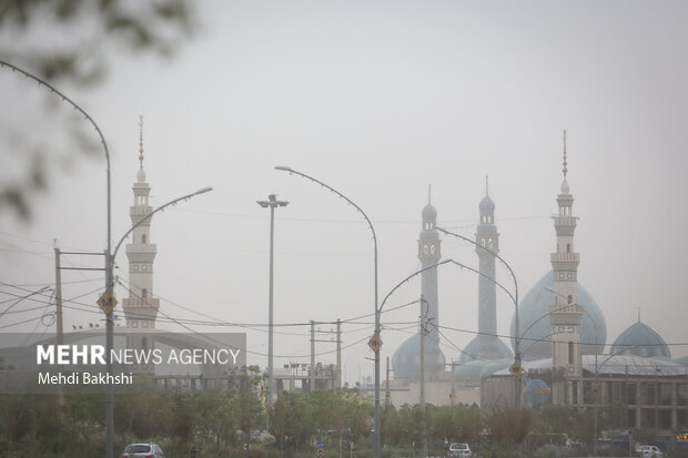 تندباد با سرعت ۸۰ کیلومتر شهر قم را درنوردید