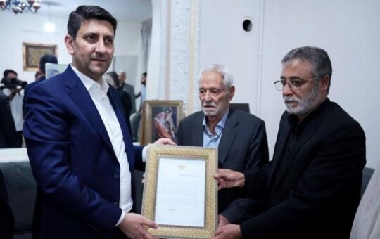 دیدار وزیر ارتباطات با خانواده شهیدان «موسوی» و «خطیب» در قم