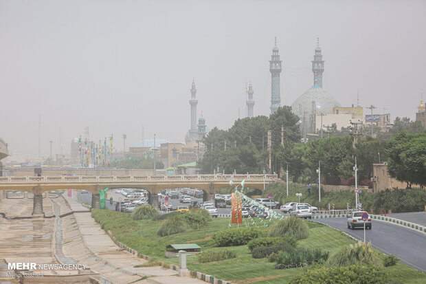 وزش باد شدید و خیزش گردوخاک در قم ادامه دارد؛ کاهش موقت دما